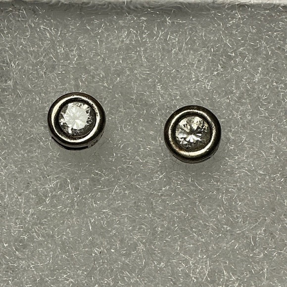 Sterling Silver Round Stud Earrings with a clear stone - Picture 1 of 4